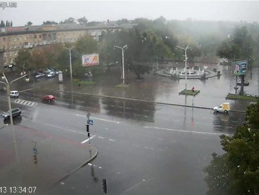 В Запорожье  фонтаны накрывают куполами и устанавливают подсветку (фото)