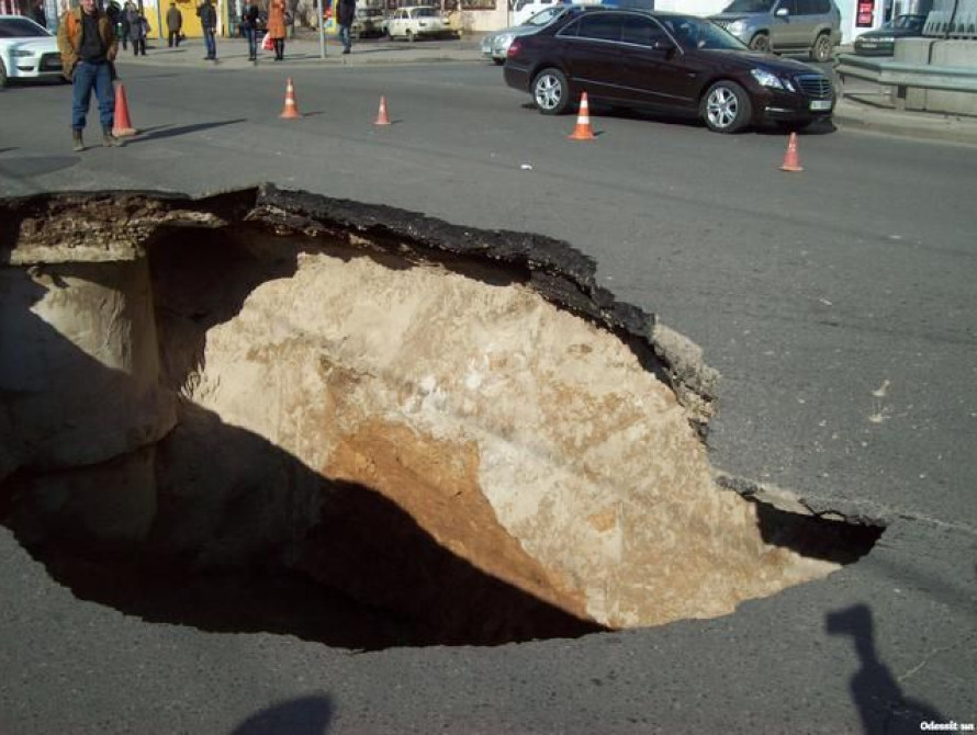 В Запорожье очередной провал грунта в Коммунарском районе (фото)
