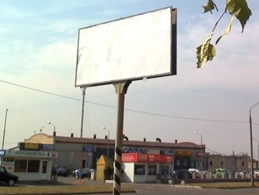 В Запорожье снова забросали краской билборды с рекламой кандидата в Президенты (фото)