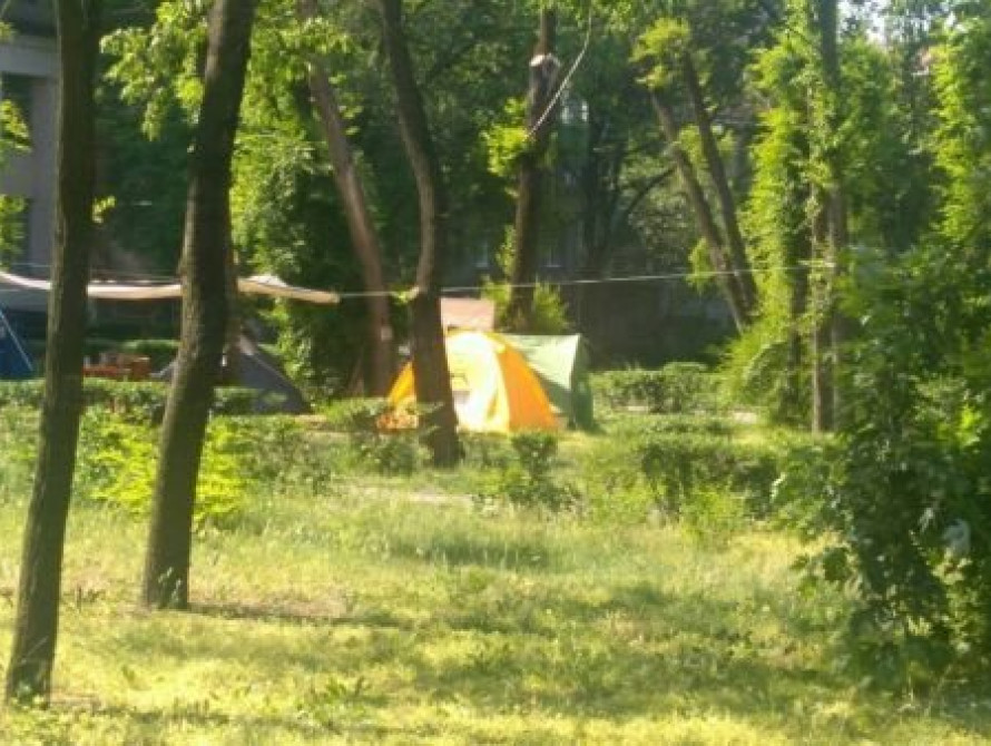 В Запорожье, при охране полиции, высаживали деревья в сквере Яланского (фото)