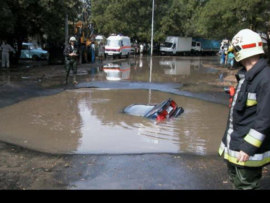 В Запорожье на дороге тонули машины (фото)