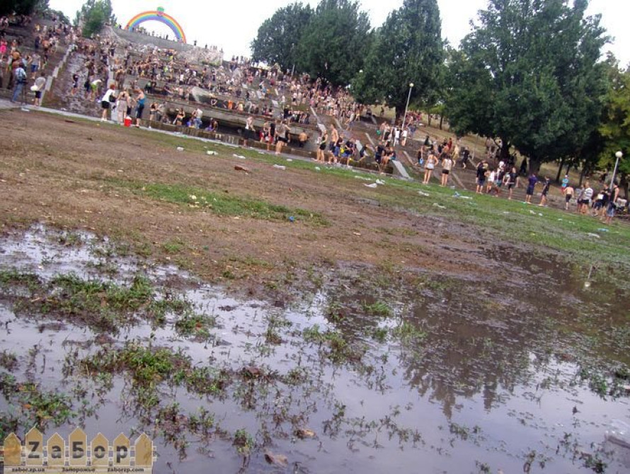 В Запорожье на "Радуге" установили новые гербы города (фото)