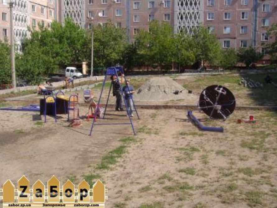 В Запорожье детскую площадку измазали солидолом (фото) 