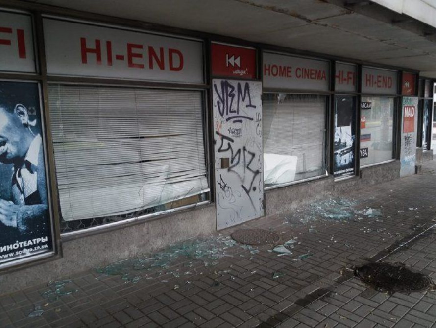На центральном проспекте в Запорожье разгромили витрину музыкального магазина 