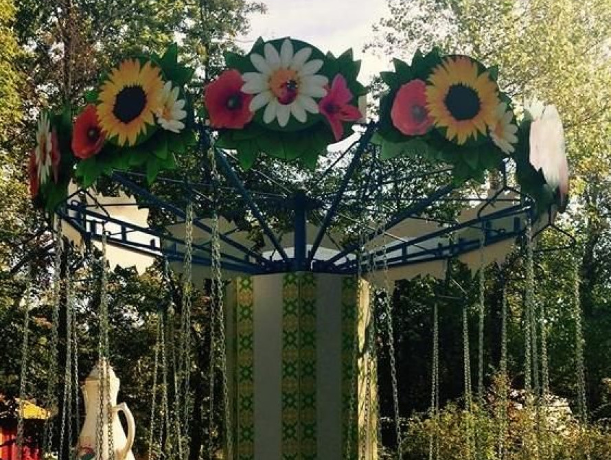 На запорожском курорте вышел из строя аттракцион и люди зависли в воздухе (видео)