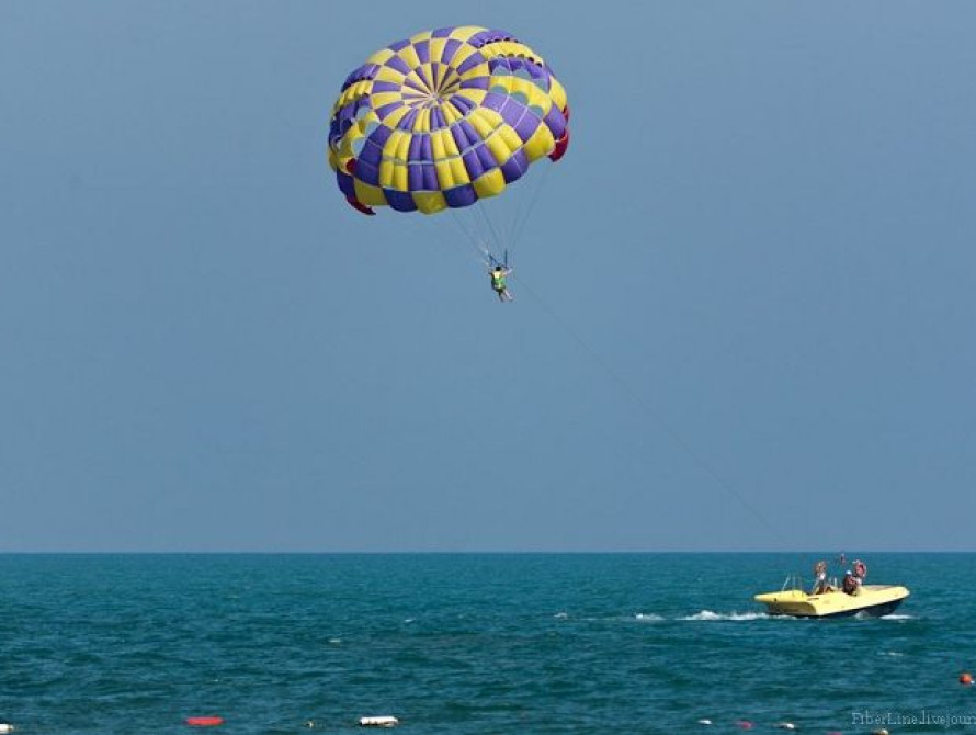 На запорожском курорте спасли мужчину на парашюте 