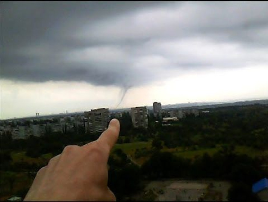 На границе Запорожской области сняли на видео мощный смерч 