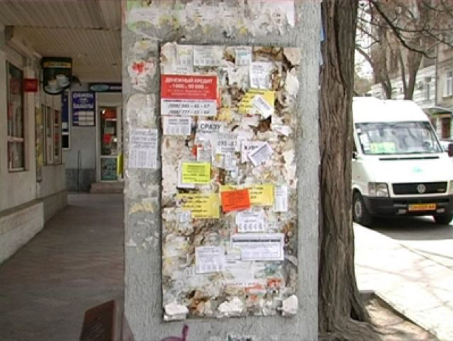 В Запорожье восстановили столб, рухнувший на киоск (фото)