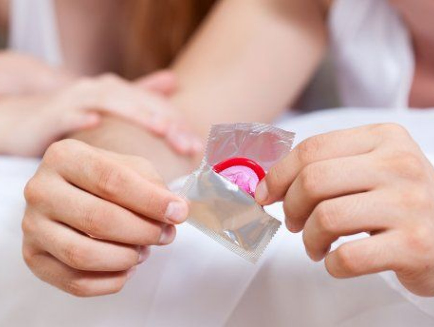 В Запорожье появился автомат с бесплатными презервативами (фото)