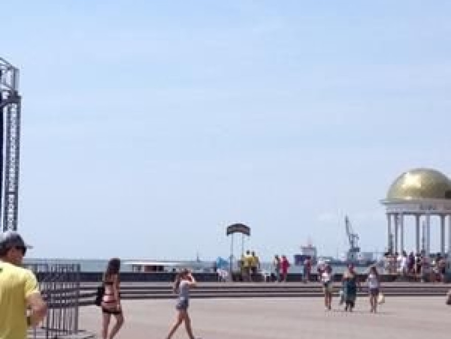 На запорожском курорте  коммунальщики отмывают лавочки после... бомжей (фото)