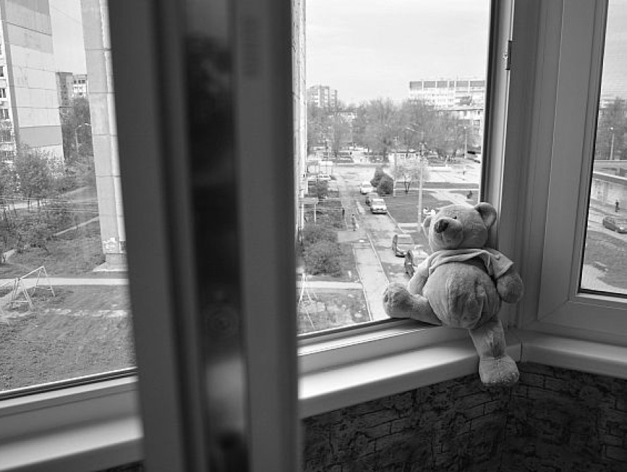 В Запорожской области 8-летний мальчик разбился, выпав из окна 9-го этажа 