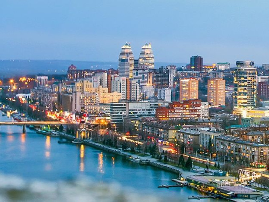 В Днепре сдали новый мост досрочно: с креслом мэра, с недоделками и без обнаженной фотосессии 