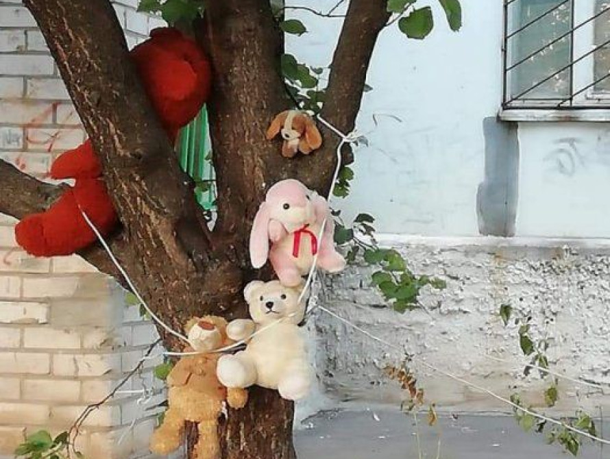 "Древо распятий": в Запорожье странная инсталляция пугает местных жителей