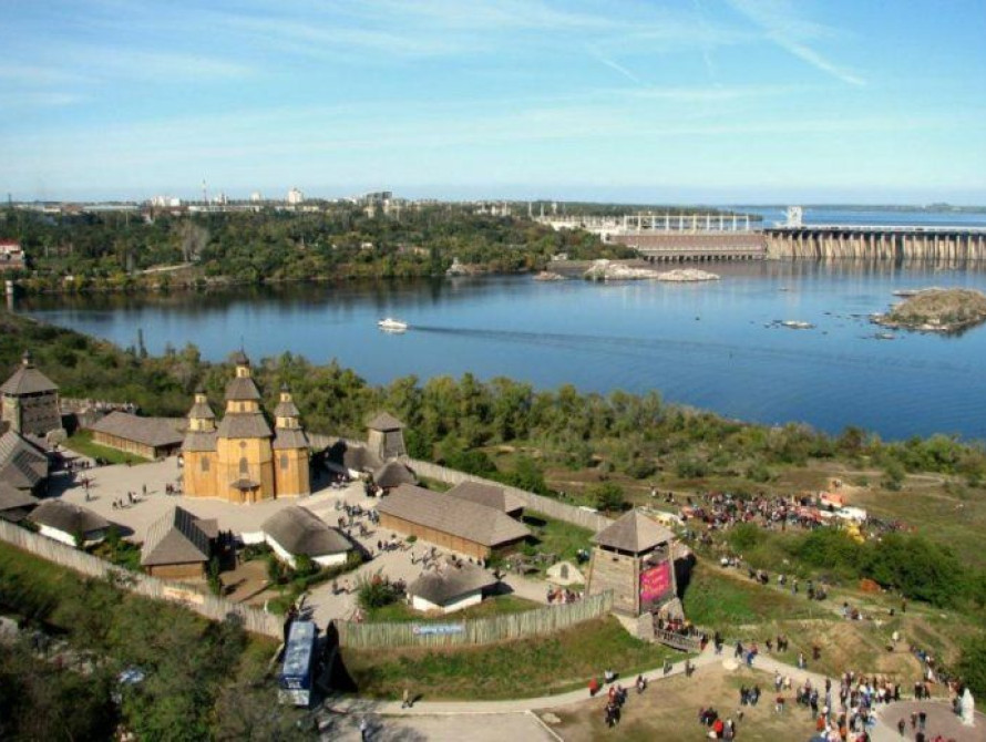 В Запорожье на Хортице высадили 200 молодых деревьев (фото)