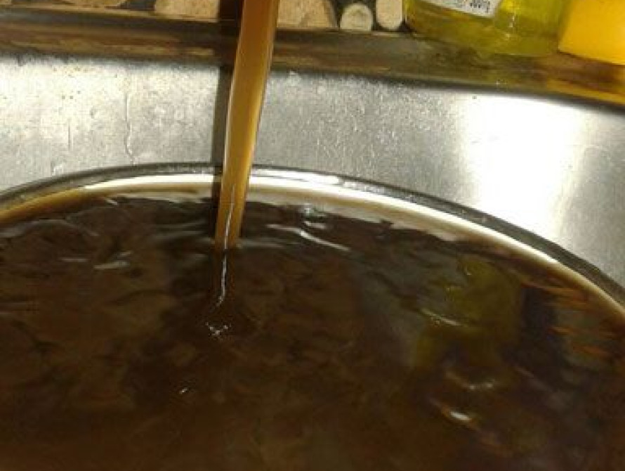 В Запорожской области из кранов текла кирпичная вода (фото)