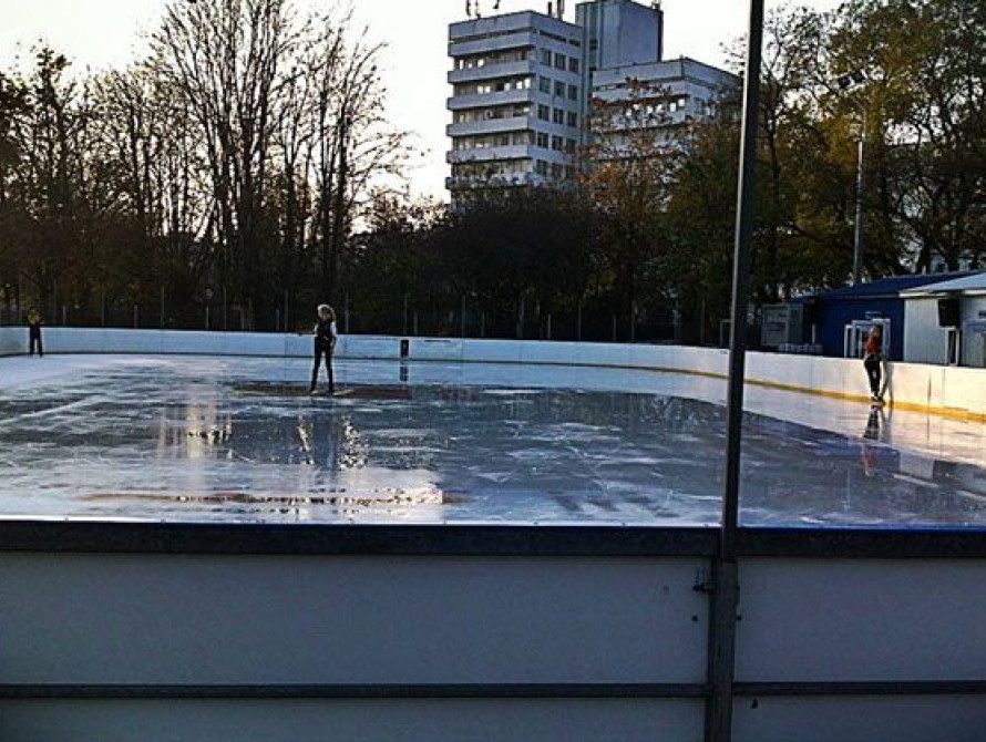 В Запорожье возле ТЦ "Амстор" открылся новогодний городок с катком (фото)