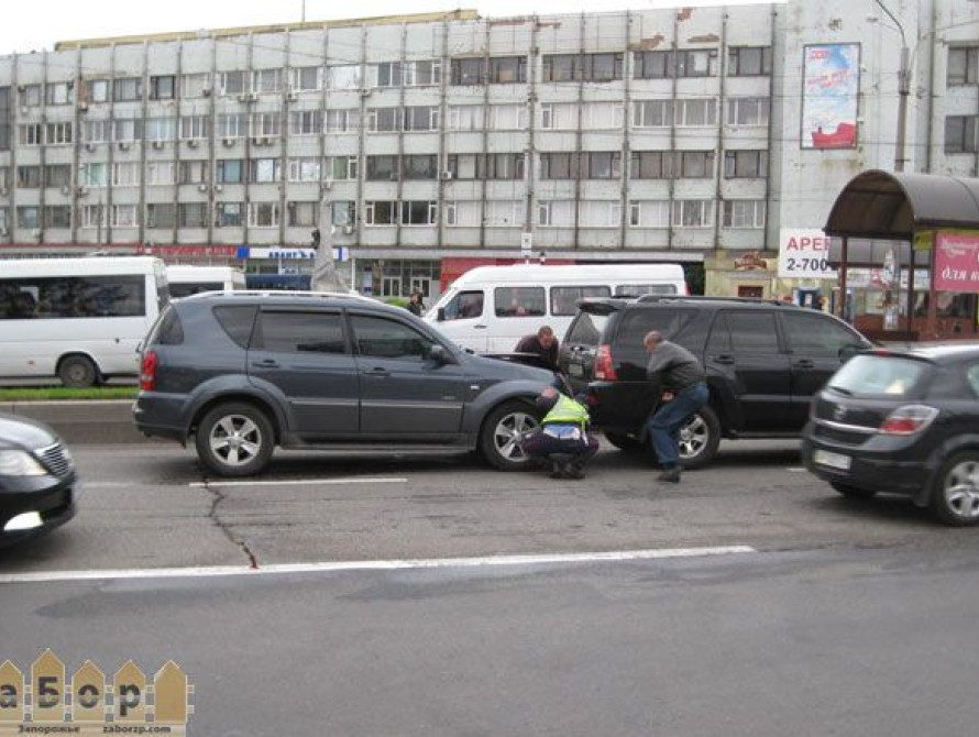 В Запорожье произошло серьезное ДТП. На место работало несколько "Скорых" (видео)