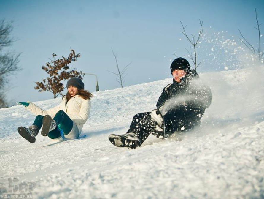 Суровое Запорожье:  даже без снега детвора умудряется кататься с горок (видео)