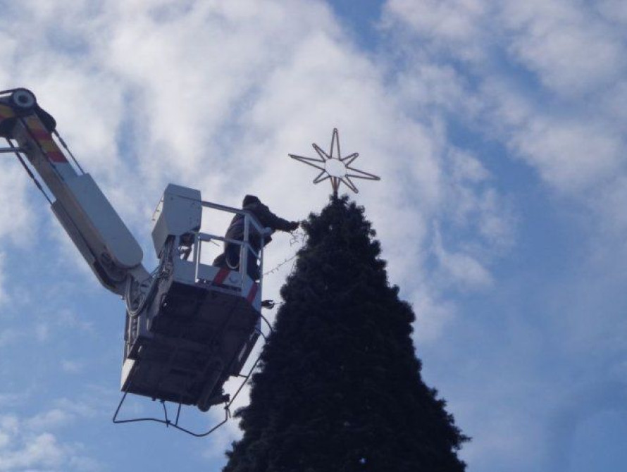 В Мелитополе только сегодня начали демонтаж центральной городской елки
