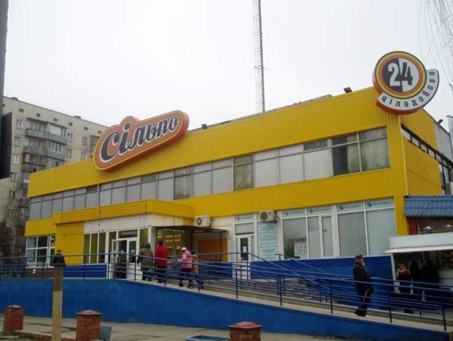 В Запорожье в супермаркетах продавцы облачились в маски (фото) 