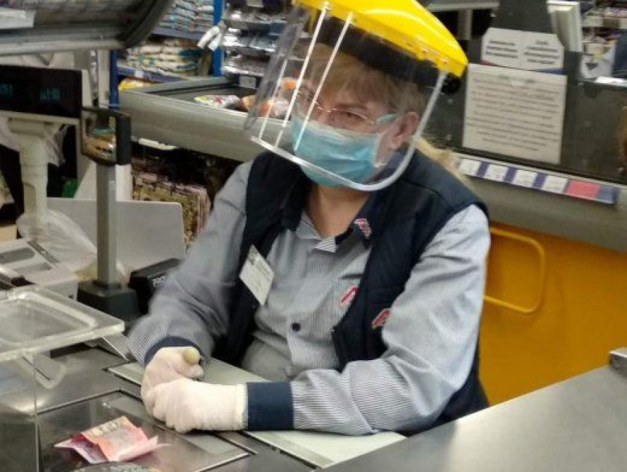 В Запорожье в еще одной сети супермаркетов продавцам выдали защитные каски (фото) 