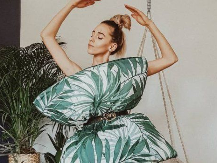 Запорожцы присоединились к ставшему популярному на карантине "подушка-челенджу"