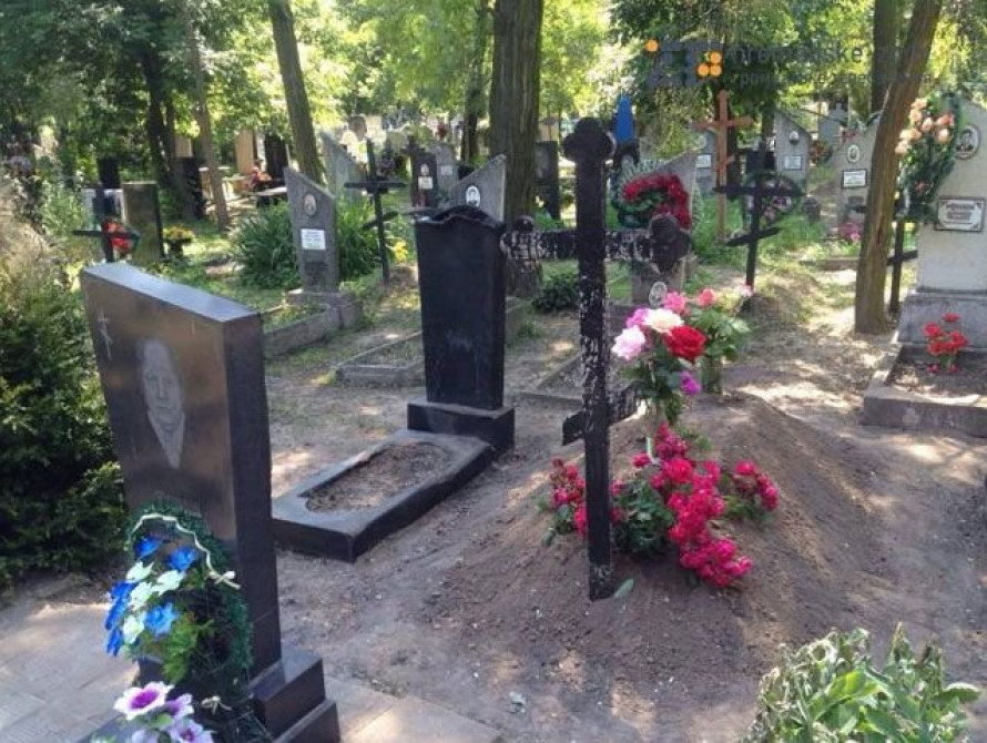 В Запорожской области вандалы устроили погром на кладбище