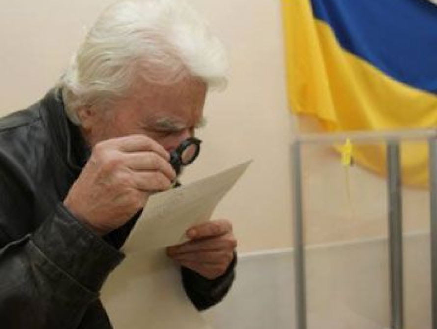 В Запорожье ветераны получили наборы от Буряка: с хлебными палочками, колбасой и водкой