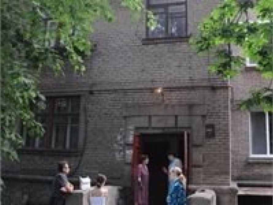 В Запорожье мужчина нападал с ножом на соседей, требуя вернуть дом из ОСББ в коммунальную собственность (видео)