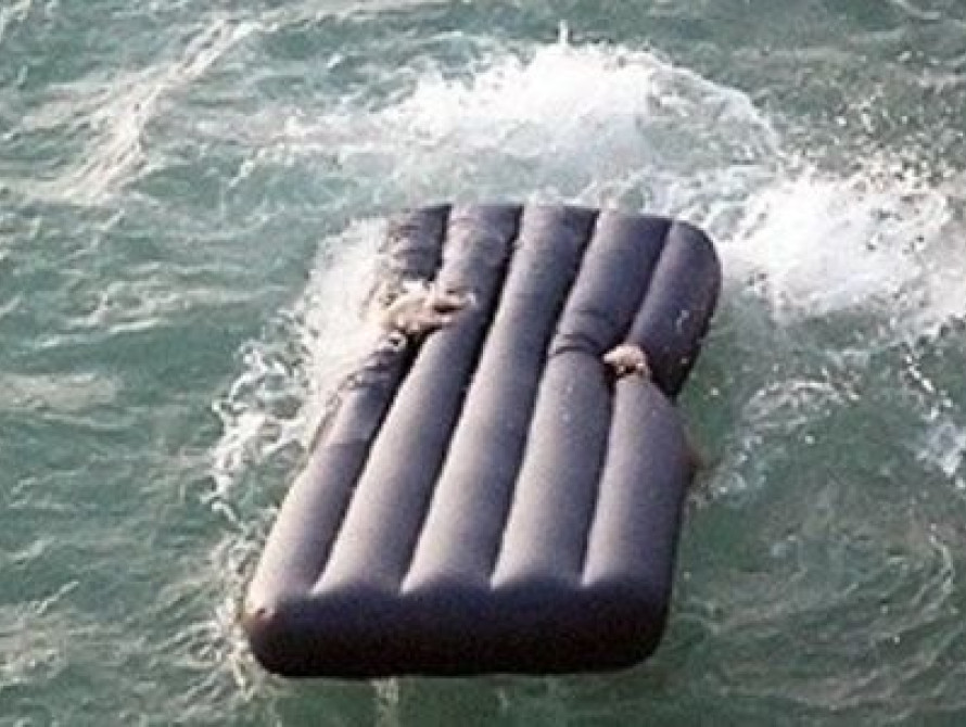 На запорожском курорте спасли детей, которых уносило в открытое море 