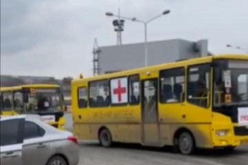 В Запорожье из Мариуполя привезли первых эвакуированных детей