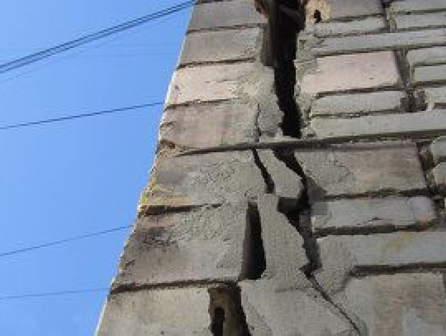 В Запорожье на центральном проспекте разрушается еще один дом (фото)