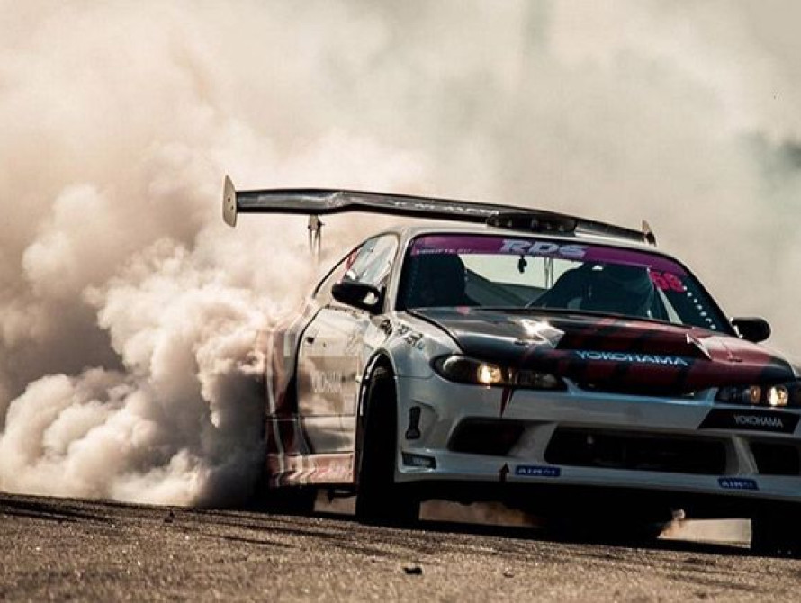 В Запорожье водитель "Лексуса" устроил дрифт на школьном стадионе, где играли дети (видео)