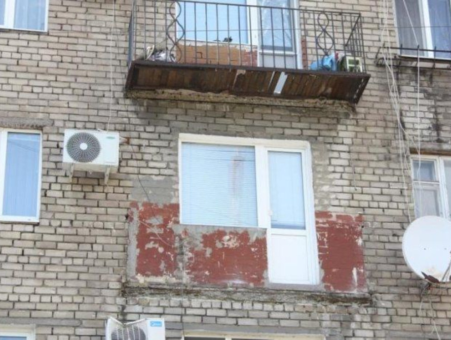 В Запорожье на центральном проспекте обвалилась часть бетонного балкона (фото)  
