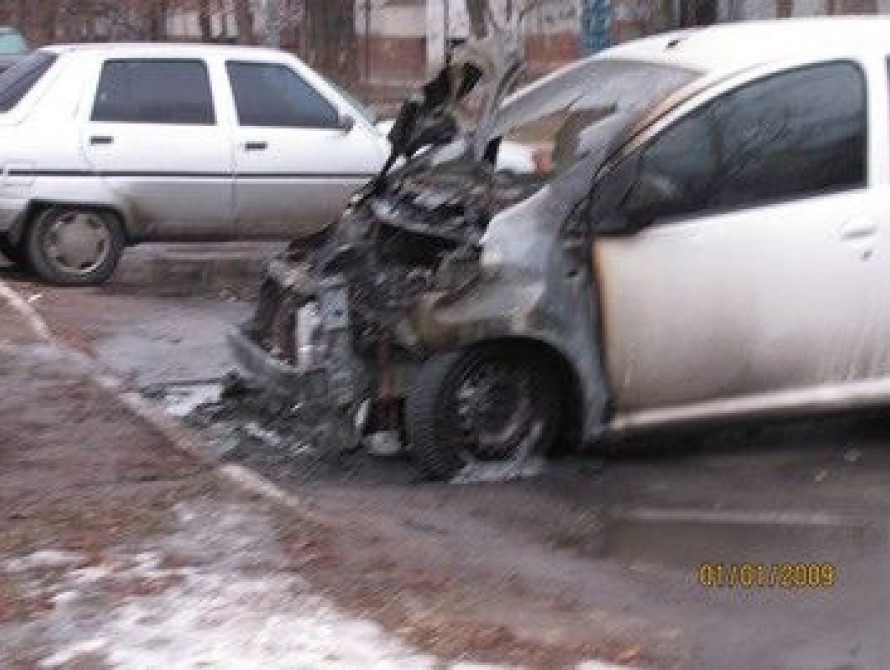 В Запорожье подожгли автомобили на охраняемой стоянке (видео)