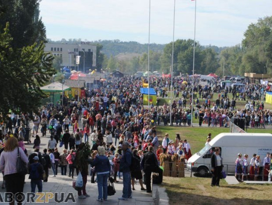 В Запорожье в Вознесеновском парке отдыхающие вытаптывали газоны ради эффектного селфи (видео)