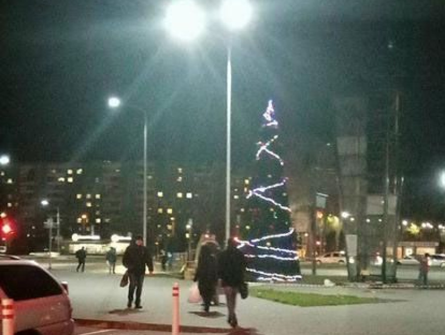 В Запорожье в торговых центрах уже устанавливают новогодние елки 