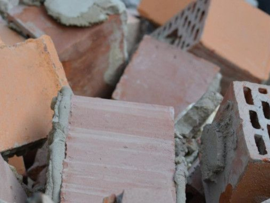 В Запорожской области на мужчину обрушилась стена, сломав ему кости таза