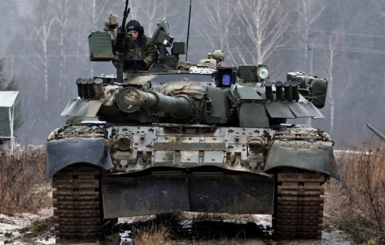 В Запорожской области российский танк раздавил машину: погибли двое взрослых и один ребенок (видео 18+)