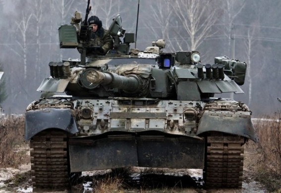 В Запорожской области российский танк раздавил машину: погибли двое взрослых и один ребенок (видео 18+)