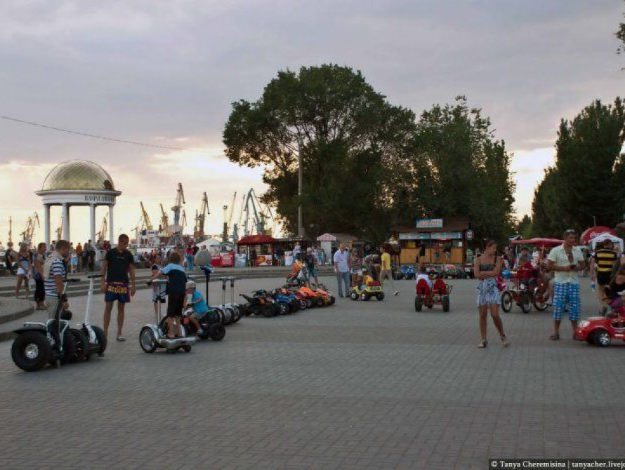 На Запорожском курорте с центрального пляжа выгнали арендатора, который 2 года не платил арендную плату