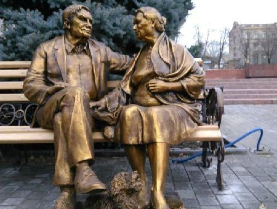  В Запорожье вернули на площадь перед театром Магара отреставрированную скульптуру пенсионерам (фото)