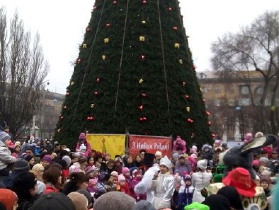 В Запорожье собрали елку на Маяковского и начали монтировать новогодний городок на бульваре Шевченко (фото)