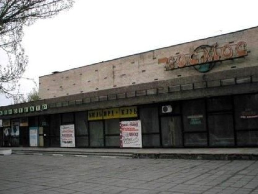 В Запорожье стартовал демонтаж здания кинотеатра "Космос" (фото, видео)