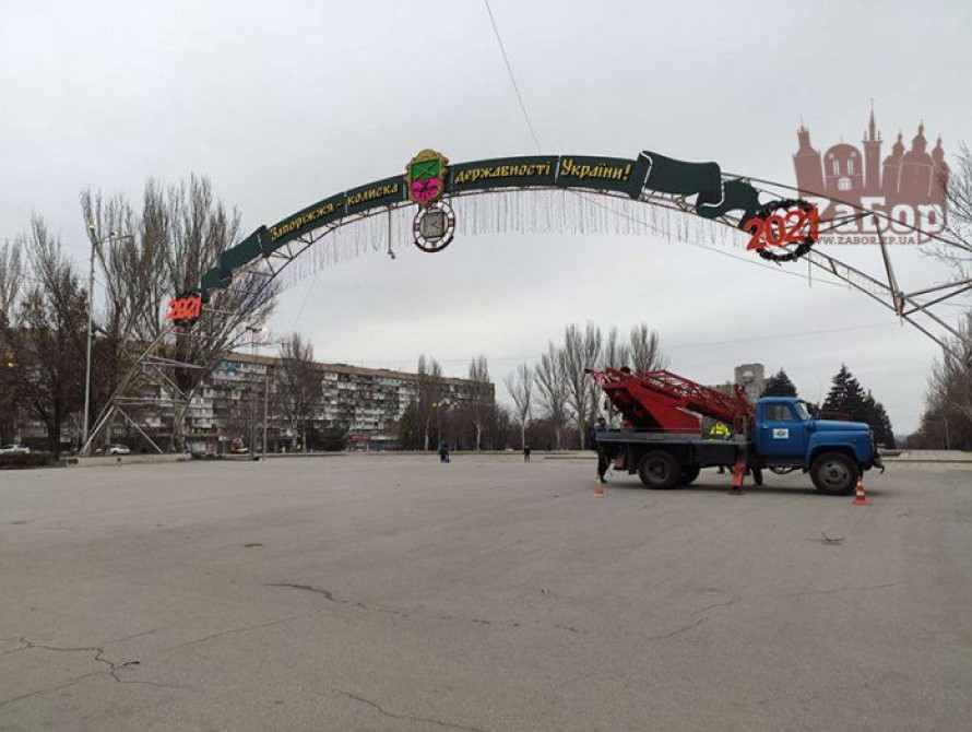 В Запорожье по-новогоднему украшают площадь Фестивальную: с менорой, гирляндами и без катка