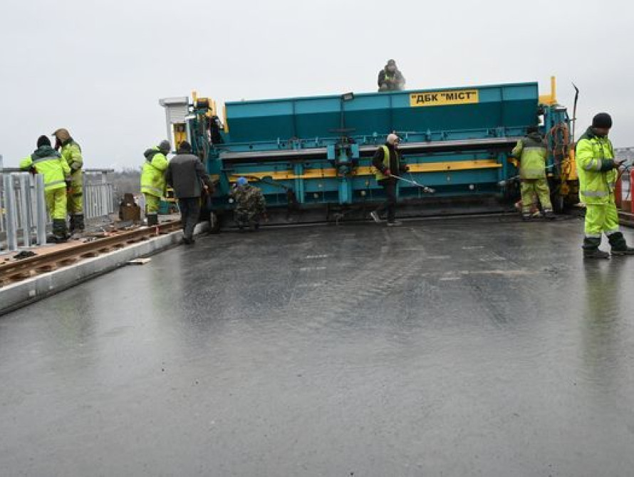 В Запорожье асфальт на новых мостах укладывают "черепашьей" техникой