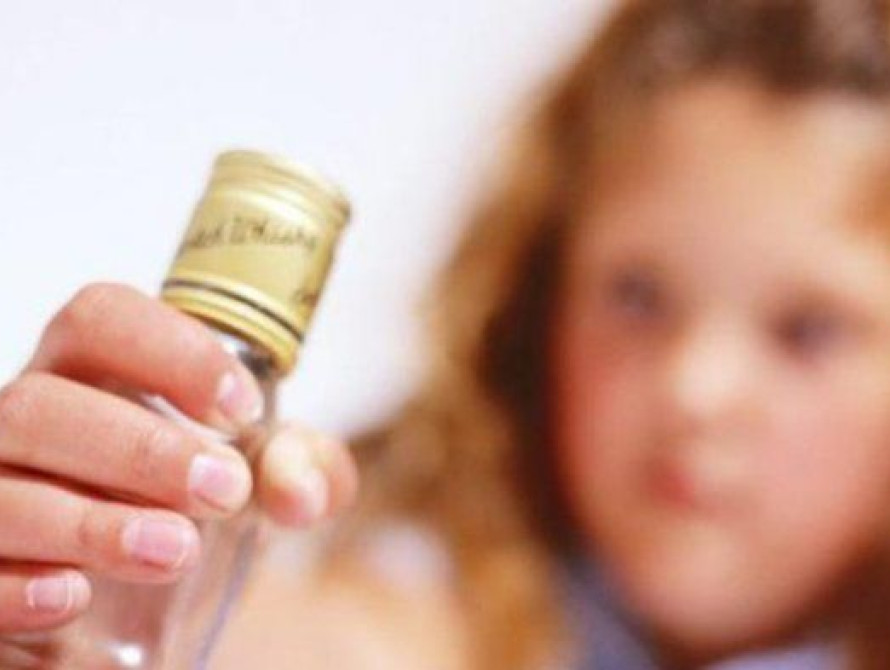 В Запорожье, из-за отравления школьницы алкоголем, судили ее мать