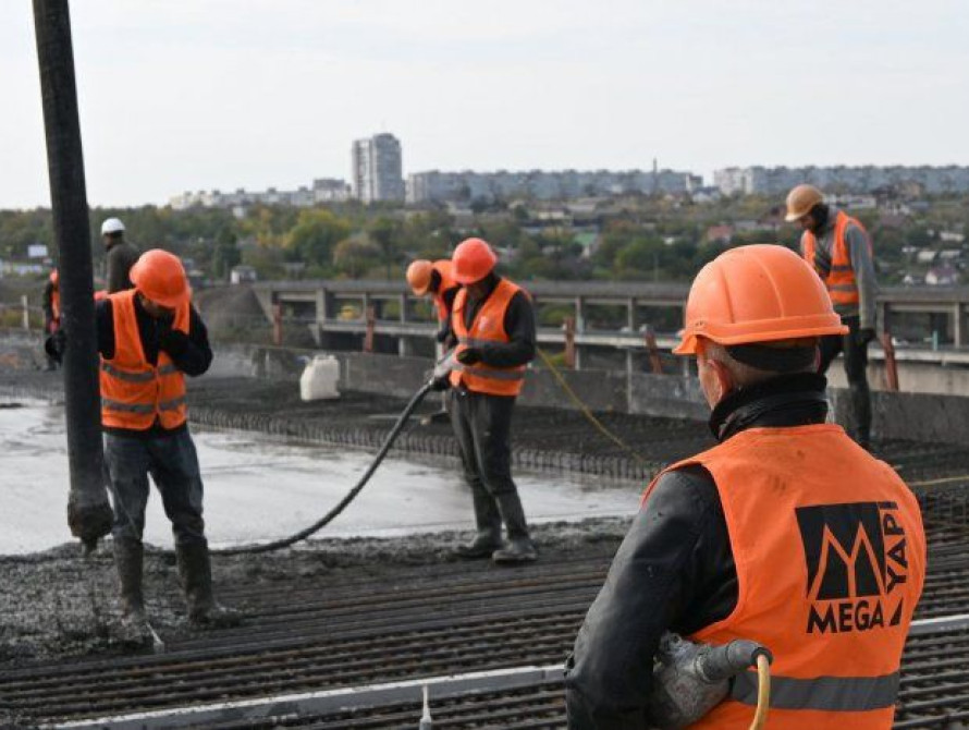 В Запорожье на новом мосту отваливаются болты и шатаются перила (видео)