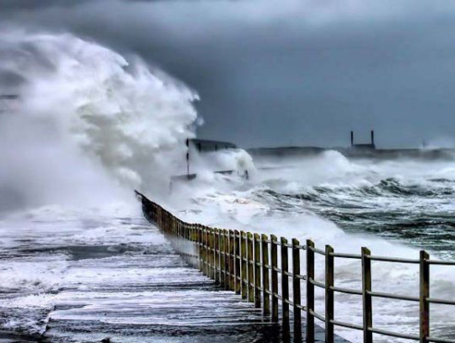 В Запорожской области ожидают сильный ветер и высокие волны на Азовском море