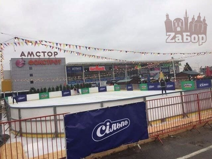 В Запорожье на открытом ледовом катке мегаочереди в кассу (фото, видео)